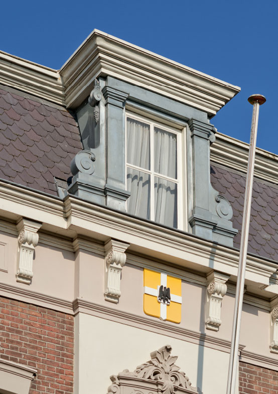Zinken ossenogen en façade-venster (Wit-Gele kruisgebouw Gemert)